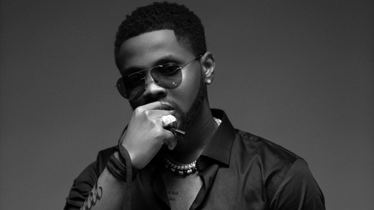 Kizz Daniel’s bodyguard throws fan off stage after he tried dancing with him Tvafrinet